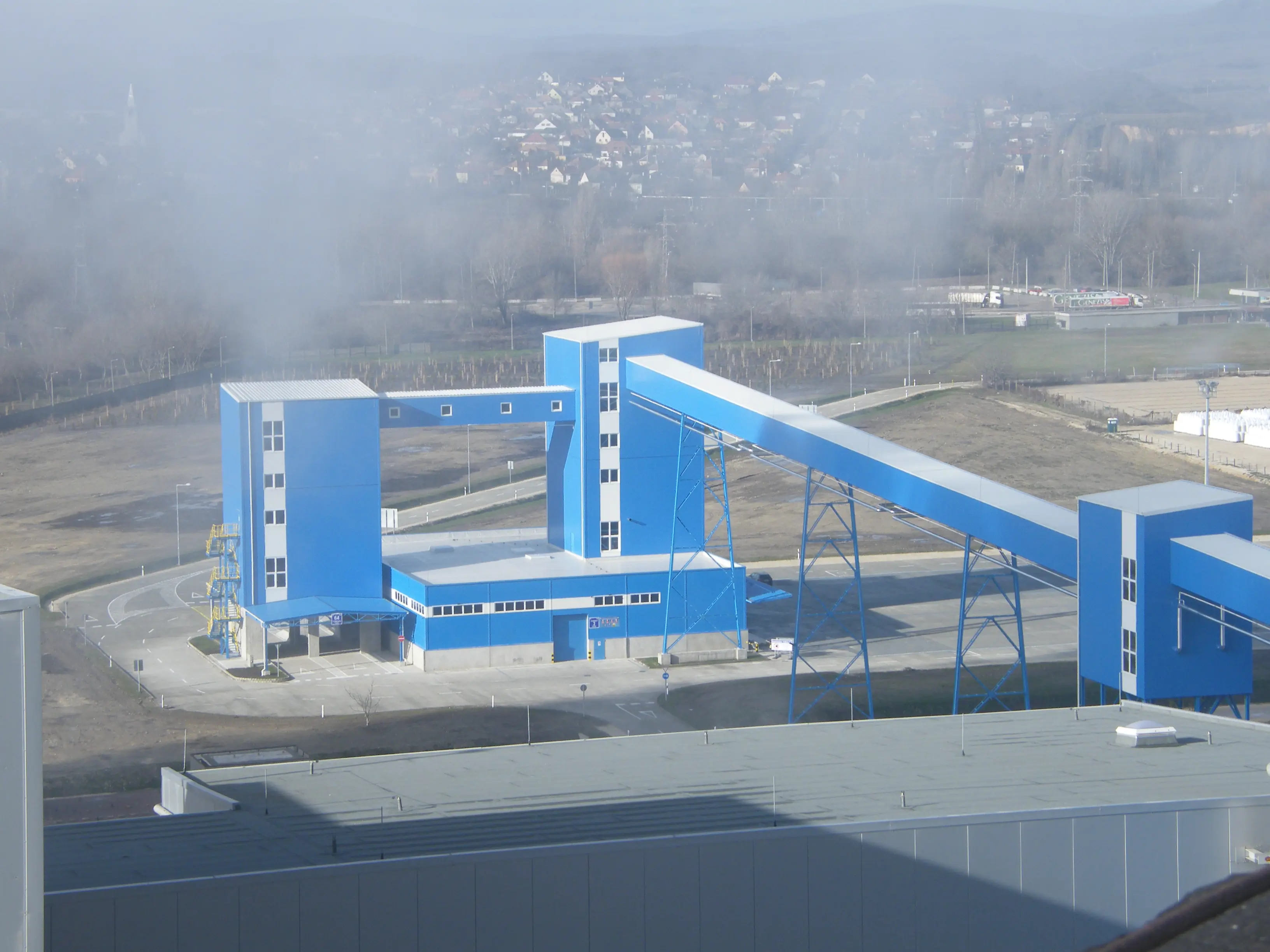 Nitorgénművek Zrt. in Pétfürdő - packaging building and technology bridge