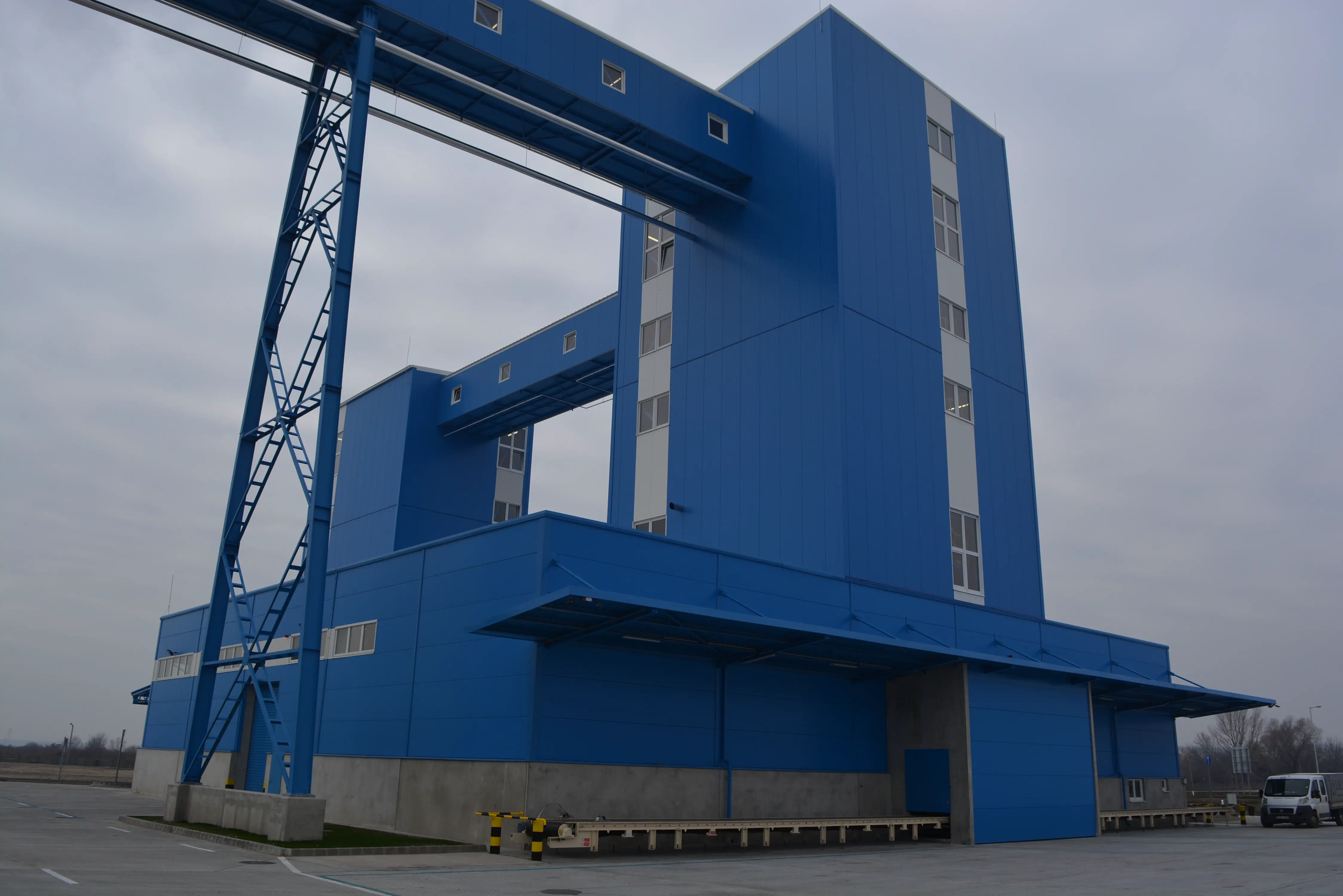 Nitorgénművek Zrt. in Pétfürdő - packaging building and technology bridge